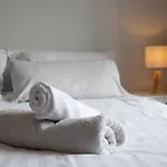 Bright Apartment By The Park & The River