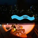 Bright Apartment By The Park & The River