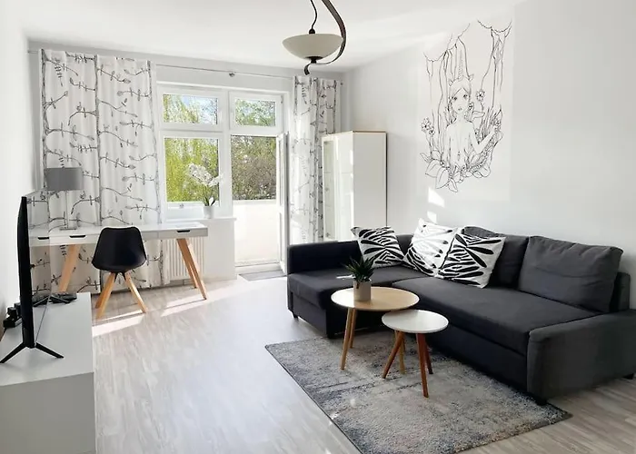 Bright Apartment By The Park & The River